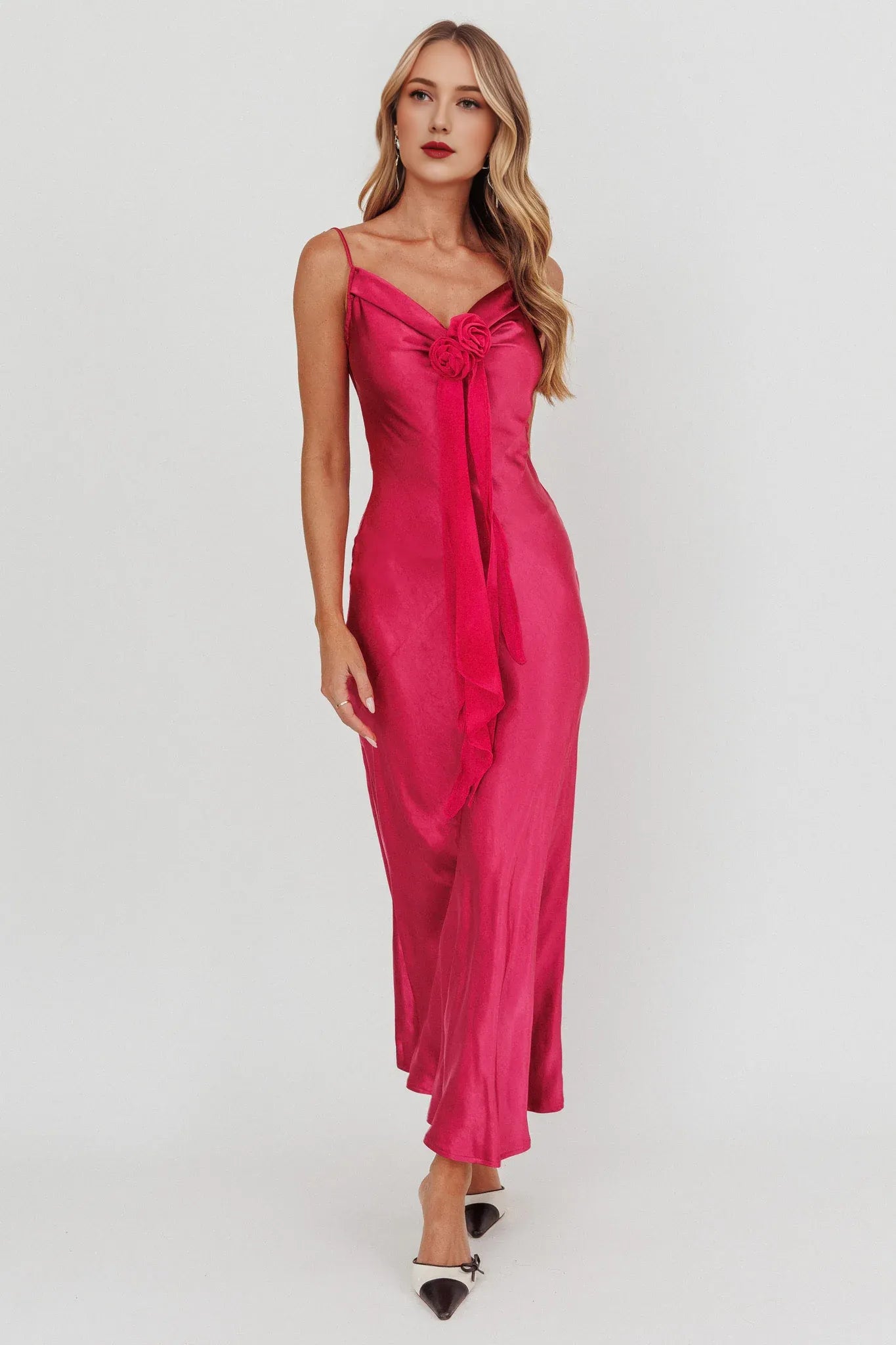 Vestido elegante de satén fucsia Weitese, con tirantes finos, escote en V, lazo con volantes y silueta hasta el suelo.